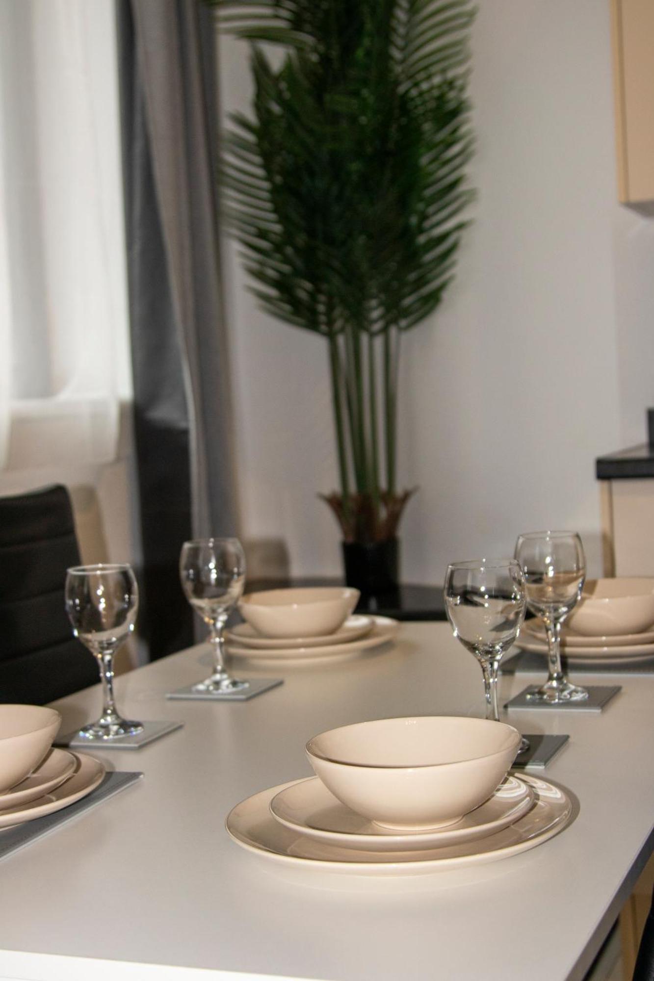 Ideal For Groups - 2 Bedroom Apartment - Free Parking, Transit Links, Close To Stadiums Manchester Kültér fotó